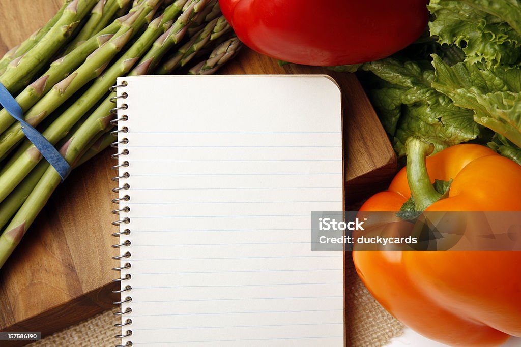 Vuoto foderata di carta Notebook, circondato da verdure - Foto stock royalty-free di Asparago