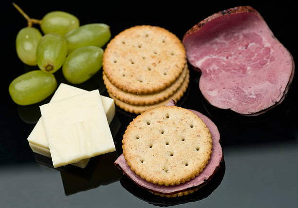 snack salutari di uva, formaggio, cracker e gastronomia carne - monterey jack il formaggio foto e immagini stock