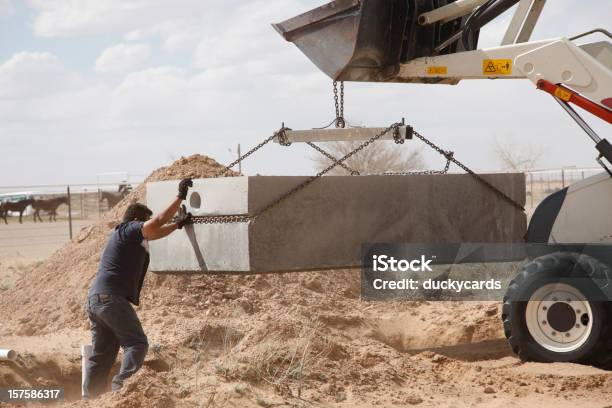 Instalar Um Tanque Séptico - Fotografias de stock e mais imagens de Betão - Betão, Instalar, Substância tóxica