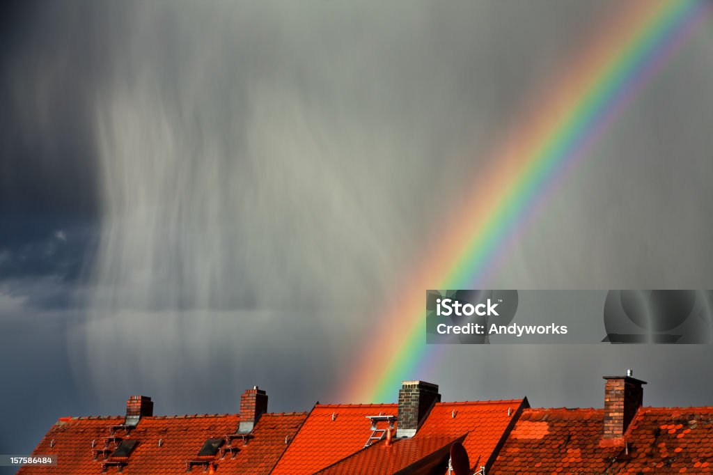 Regen und Regenbogen über den Dächern - Lizenzfrei Beleuchtet Stock-Foto