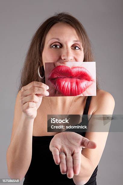 Mulher Segurando A Foto Dos Lábios - Fotografias de stock e mais imagens de 25-29 Anos - 25-29 Anos, Adulto, Amor