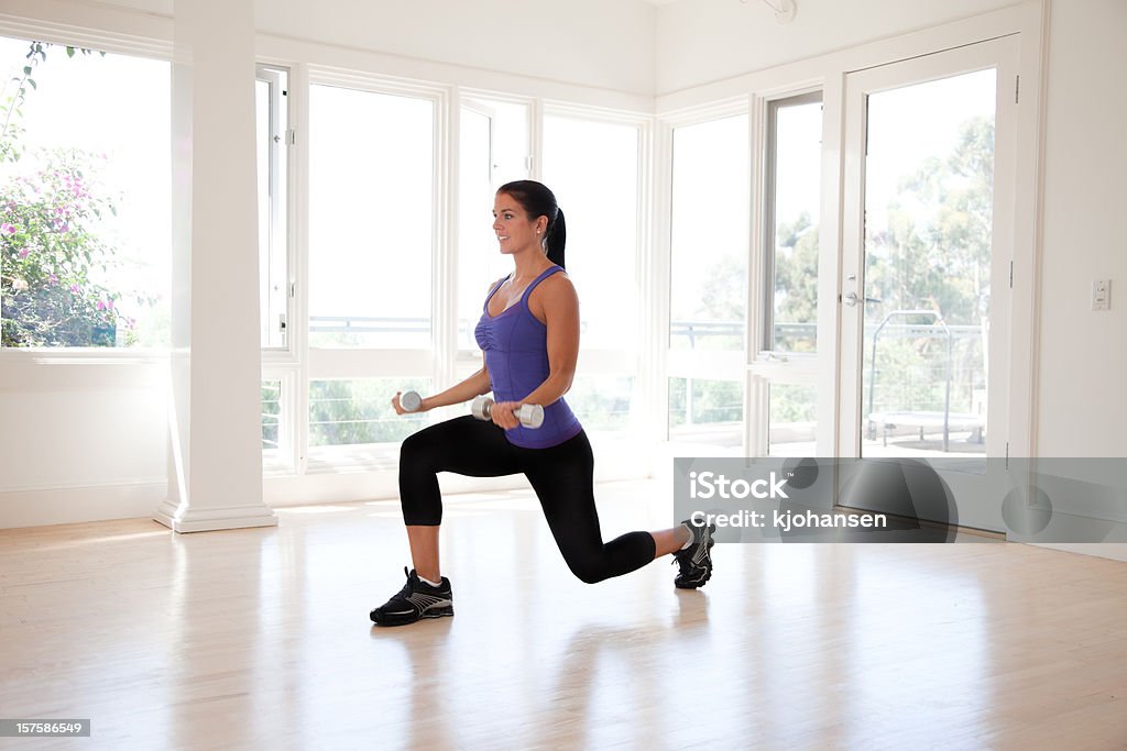 Young Hispanic Woman Levantamiento de pesas - Foto de stock de Entrenamiento en circuito libre de derechos