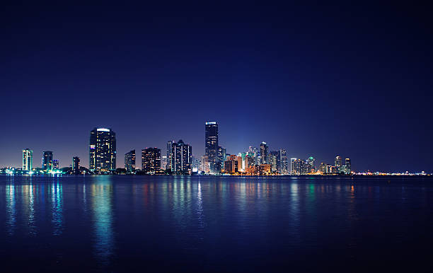 miami à noite - miami florida night florida skyline - fotografias e filmes do acervo