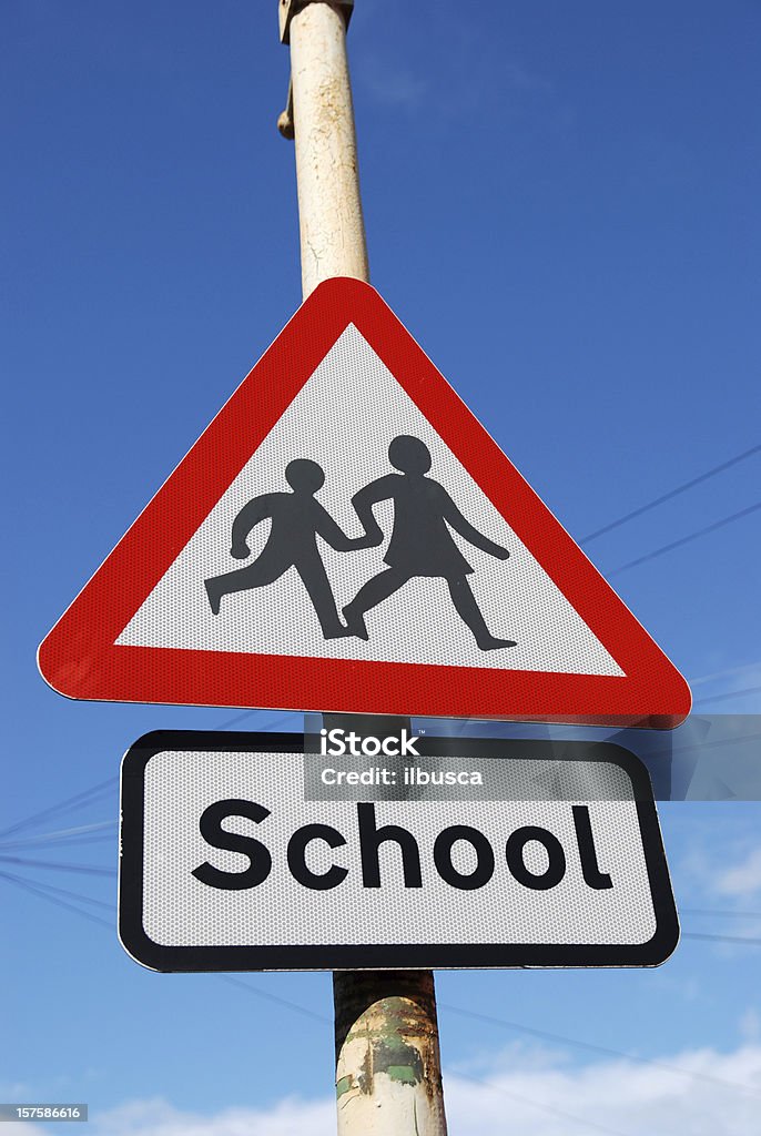 Escola crianças atravessando o sinal com espaço para texto - Foto de stock de Arquitetura royalty-free