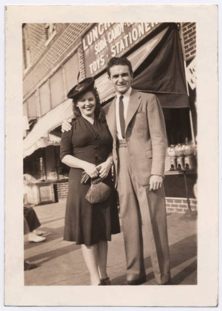 vintage photo d'un couple de brooklyn - brooklyn new york city retro revival old fashioned photos et images de collection