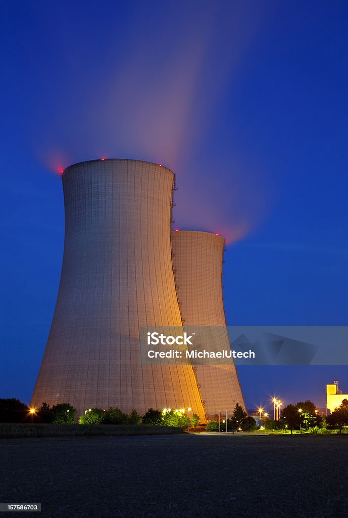 Iluminado torres de refrigeración por la noche - Foto de stock de Central nuclear libre de derechos