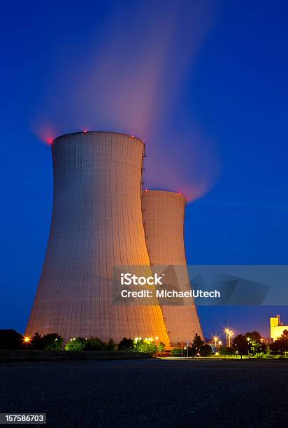 Iluminado Torres De Refrigeración Por La Noche Foto de stock y más banco de imágenes de Central nuclear - Central nuclear, Energía nuclear, Noche