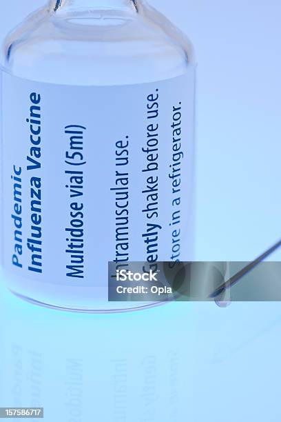Bottiglia Di Vaccino Con La Siringa - Fotografie stock e altre immagini di Blu - Blu, Composizione verticale, Dose