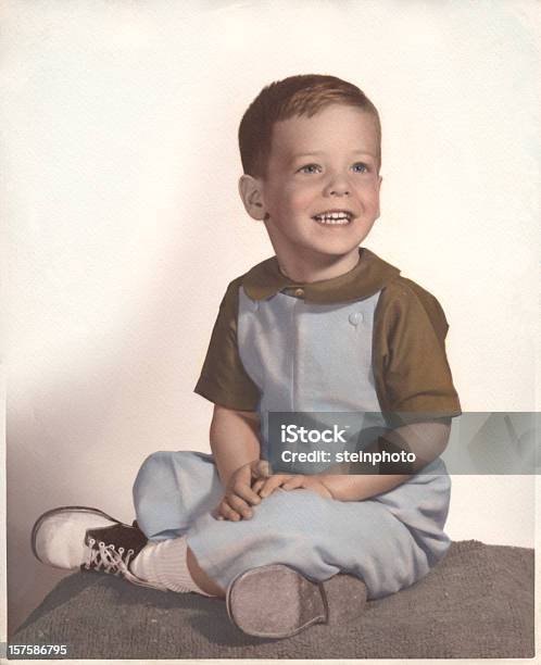 Vintage Retrato De Jovem Rapaz - Fotografias de stock e mais imagens de Criança - Criança, 1960-1969, Estilo retro
