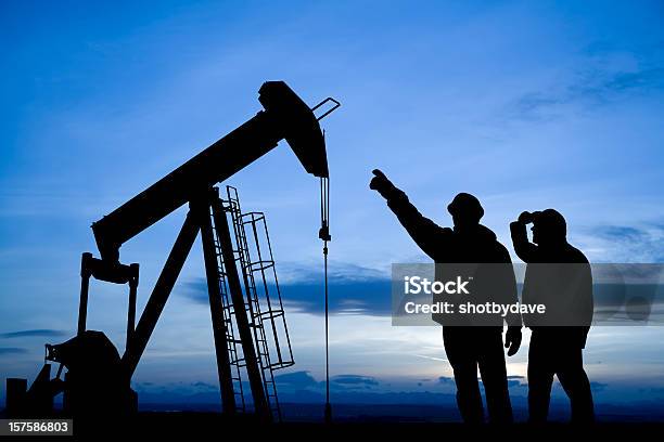Olej Pracowników Inspekcji Pompa Jack - zdjęcia stockowe i więcej obrazów Ropa naftowa - Ropa naftowa, Benzyna, Rurociąg