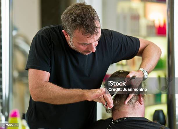 Peluquería Profesional Foto de stock y más banco de imágenes de 40-44 años - 40-44 años, 40-49 años, Accesorio para el pelo