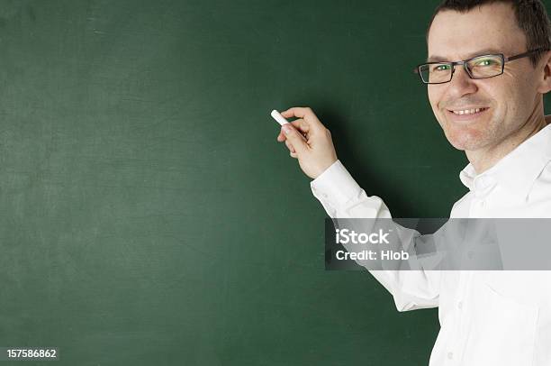 Profesor Sonriente En La Pizarra Foto de stock y más banco de imágenes de 40-49 años - 40-49 años, Actividad, Adulto