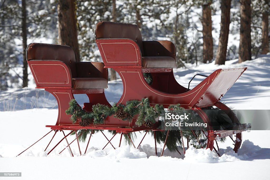 Red Schlitten im Snowy Mountain Woods - Lizenzfrei Schlitten - Freizeitausrüstung Stock-Foto