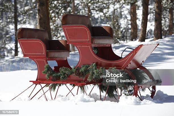 Red Schlitten Im Snowy Mountain Woods Stockfoto und mehr Bilder von Schlitten - Freizeitausrüstung - Schlitten - Freizeitausrüstung, Weihnachten, Weihnachtsmann