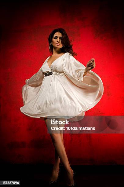Dance Frau Mit Weißem Kleid Stockfoto und mehr Bilder von 20-24 Jahre - 20-24 Jahre, Aktivitäten und Sport, Attraktive Frau