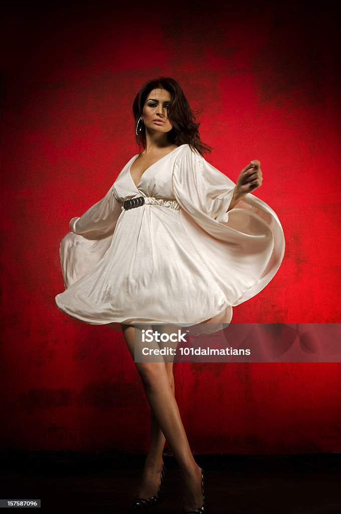 ダンス女性、ホワイトのドレス - 1人のロイヤリティフリーストックフォト