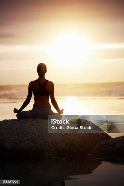 Vista Posterior De Una Mujer Practizing Yoga Foto de stock y más banco de imágenes de Actividades y técnicas de relajación - Actividades y técnicas de relajación, Adulto, Adulto joven