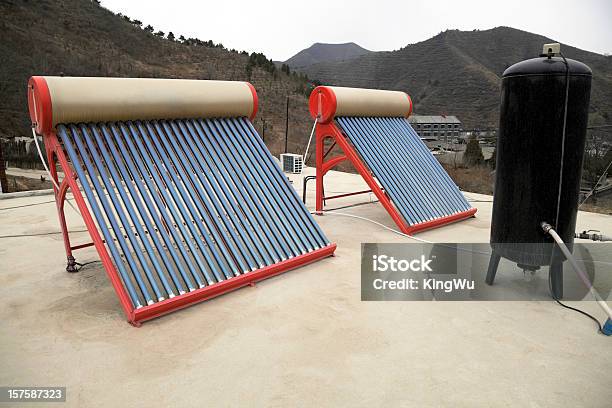 Foto de Solar Aquecedor De Água e mais fotos de stock de Energia solar - Energia solar, Usina de Energia Solar, Caldeira - Equipamento industrial