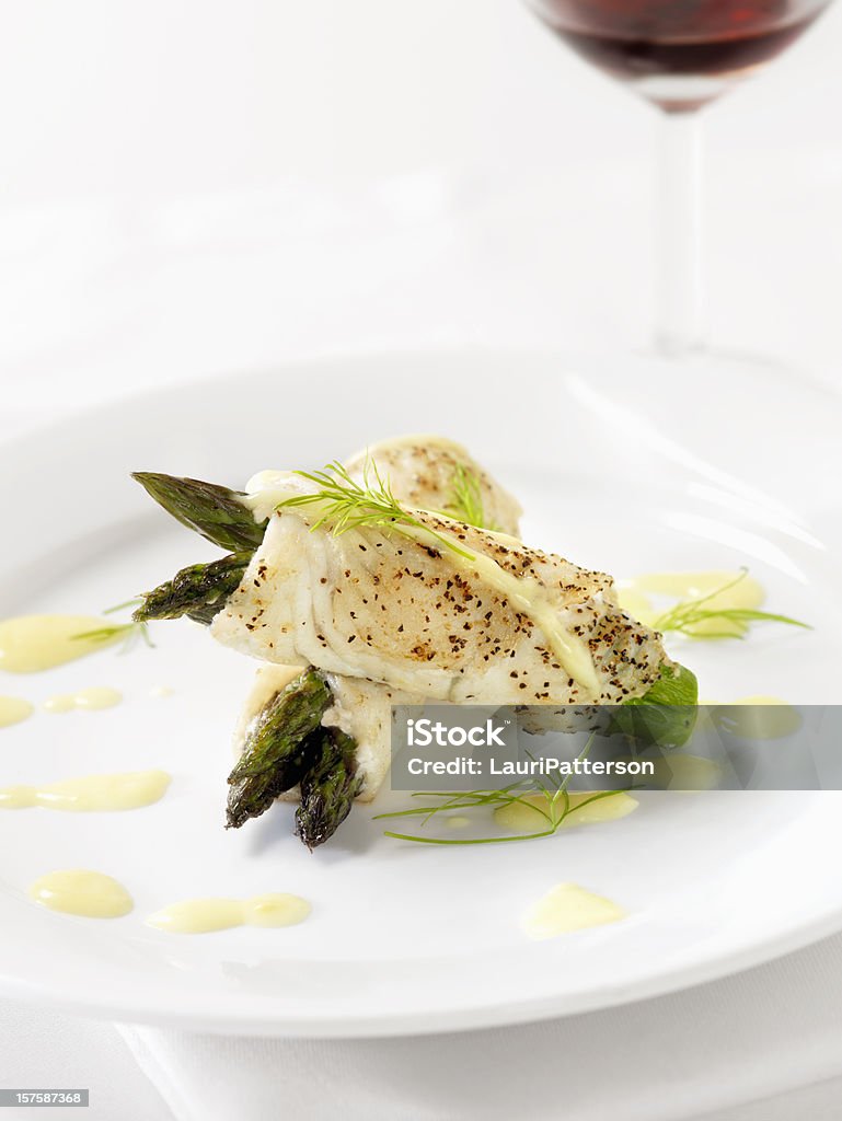 Pesce bianco con asparagi & Salsa olandese - Foto stock royalty-free di Gastronomico