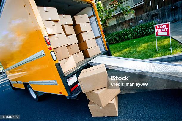 Mudança Do Apartamento - Fotografias de stock e mais imagens de Camião de Mudanças - Camião de Mudanças, Estrada, Vista Traseira