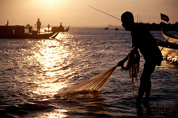 net rybak o zachodzie słońca na rzeka mekong - commercial fishing net fishing net fishing fishing industry zdjęcia i obrazy z banku zdjęć