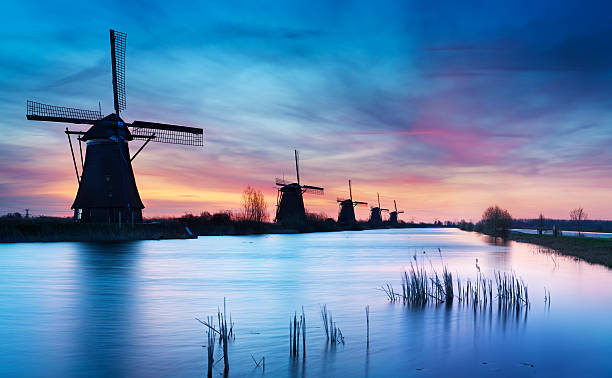 tradicional e moinhos de vento no nascer do sol, kinderdijk, holanda - polder windmill space landscape - fotografias e filmes do acervo