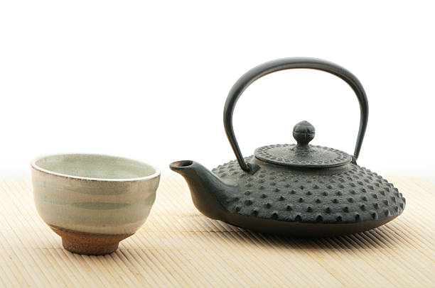 xícara e bule de chá japonês japonesa, isolado no fundo branco - tetsubin teapot - fotografias e filmes do acervo