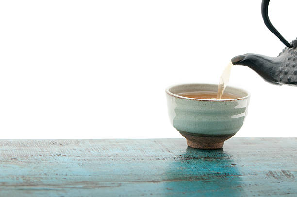 xícara e bule de chá japonês japonesa, isolado, fundo branco, cópia espaço - tetsubin teapot - fotografias e filmes do acervo