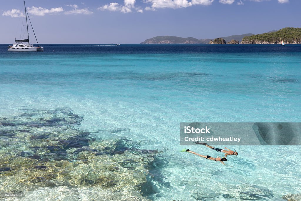 Casal mergulhando nas águas claras e cristalinas do Caribe - Foto de stock de Mar do Caribe royalty-free