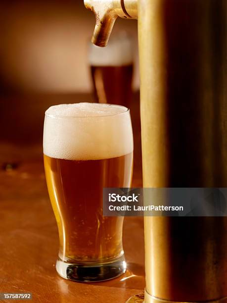 Ein Bier Einschenken Stockfoto und mehr Bilder von Bier - Bier, Eingießen, Flüssigkeitshahn