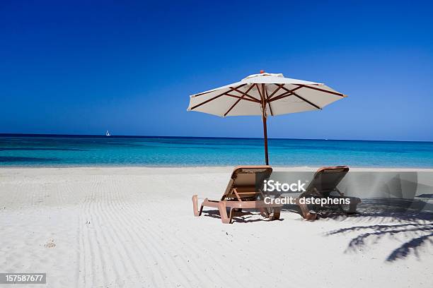 ラウンジチェアにリモートトロピカルビーチ - 日傘のストックフォトや画像を多数ご用意 - 日傘, ビーチパラソル, ラウンジチェア