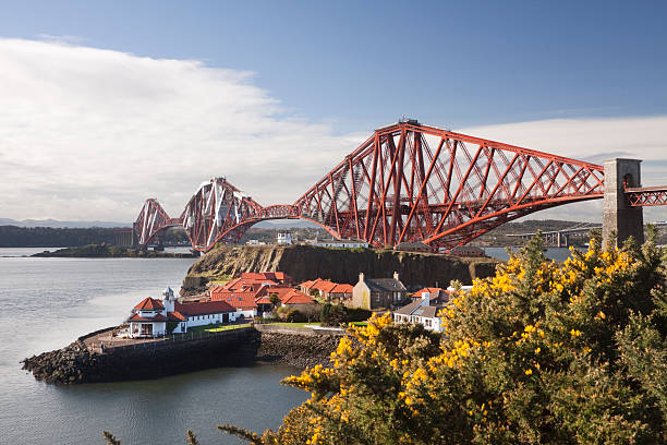 firth of forth rail bridge in edinburgh, schottland - firth of forth rail bridge bridge edinburgh europe stock-fotos und bilder