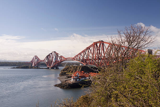 ponte ferroviario sul forth a edimburgo, scozia - bridge edinburgh panoramic scenics foto e immagini stock