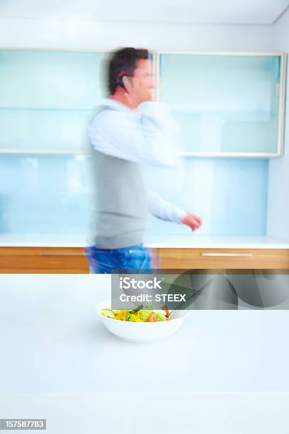 Hombre En Movimiento Con Un Tazón Para Frutas En La Cocina Contador Foto de stock y más banco de imágenes de Interior de la casa