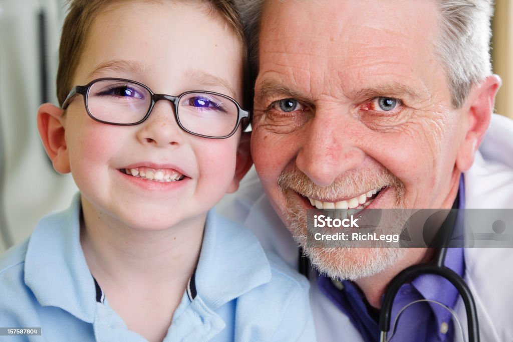 Médico y paciente niño - Foto de stock de 50-59 años libre de derechos