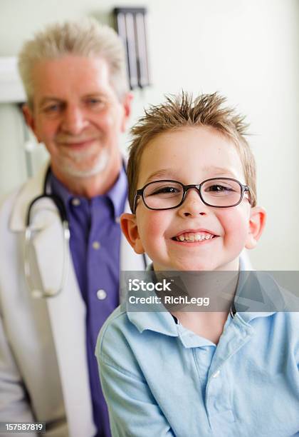 Lekarz I Dziecko Pacjenta - zdjęcia stockowe i więcej obrazów Dziecko - Dziecko, Lekarz, Uśmiechać się