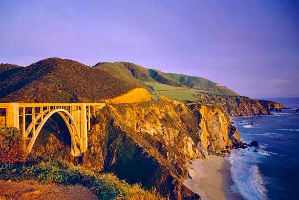 puente de bixby en la costa de california - bixby bridge fotografías e imágenes de stock