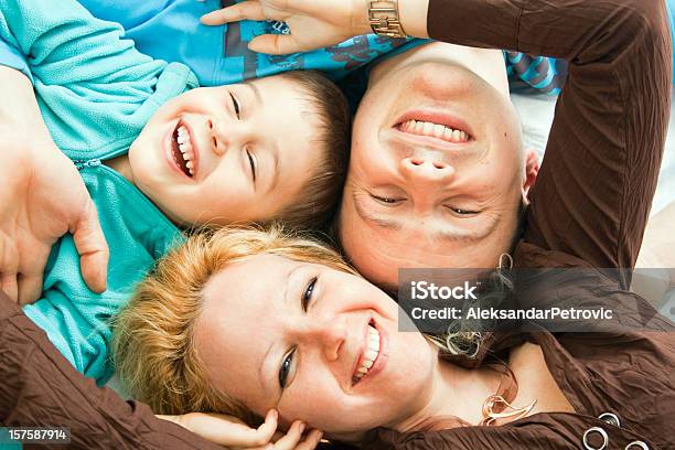 Foto de Feliz Retrato De Família e mais fotos de stock de Adulto - Adulto, Amor, Cabeça Humana