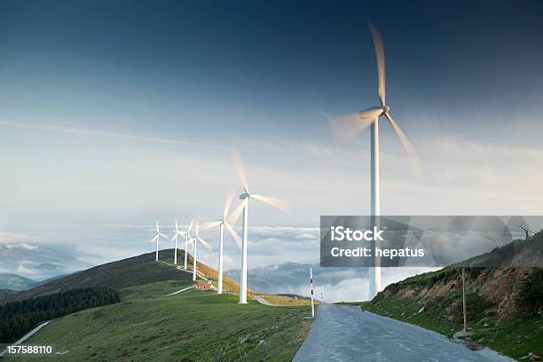 Molinos De Viento Foto de stock y más banco de imágenes de Aerogenerador - Aerogenerador, Movimiento, Camino