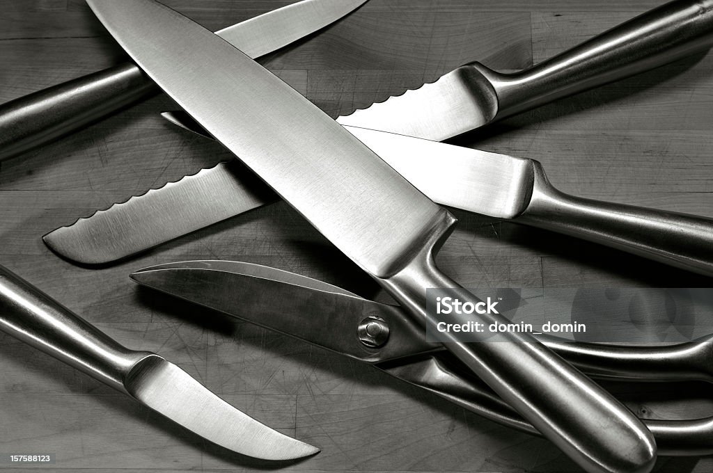 のステンレス鋼ナイフのお手配には、木製カティングボード - キッチン用品のロイヤリティフリーストックフォト