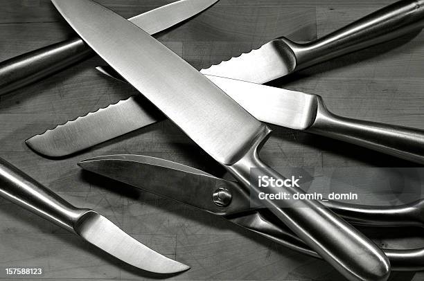 のステンレス鋼ナイフのお手配には木製カティングボード - キッチン用品のストックフォトや画像を多数ご用意 - キッチン用品, ステーキナイフ, まな板