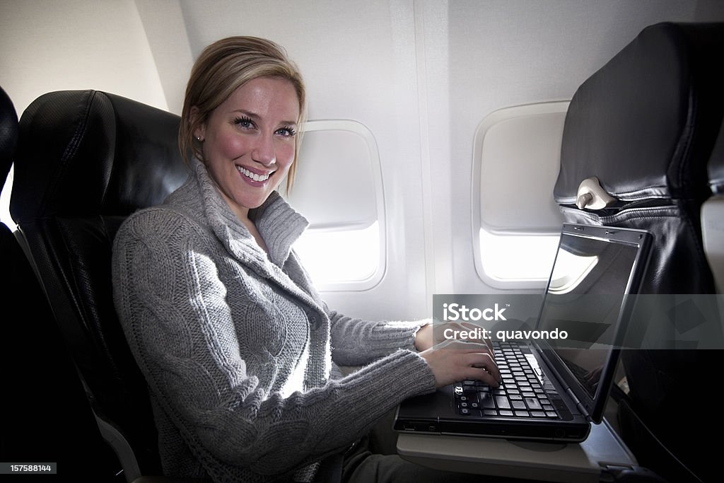비행기 내륙발 비즈니스 노트북을 사용하는 여성, 복사 공간이 - 로열티 프리 노트북 스톡 사진