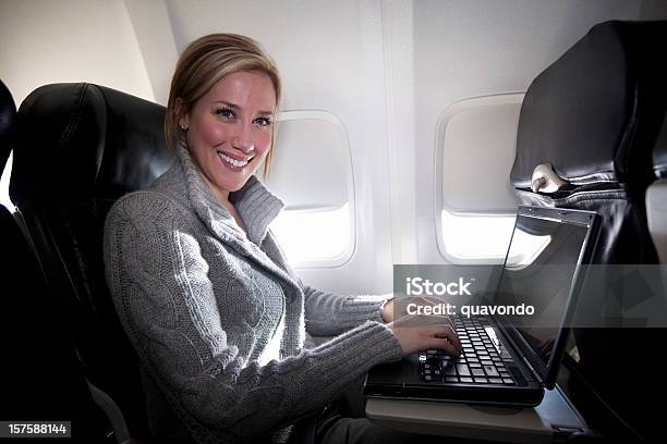 Foto de Avião Interior Com Mulher De Negócios Usando O Laptop Espaço Para Texto e mais fotos de stock de Avião