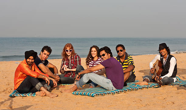 tiempo en la playa en la india - suit jeans men musician fotografías e imágenes de stock