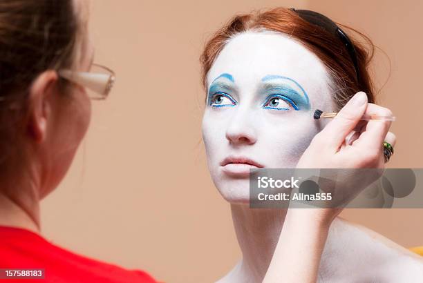 Foto de Jovem E Bela Mulher Recebendo Maquiagem Aplicada Pelo Mua e mais fotos de stock de 20 Anos