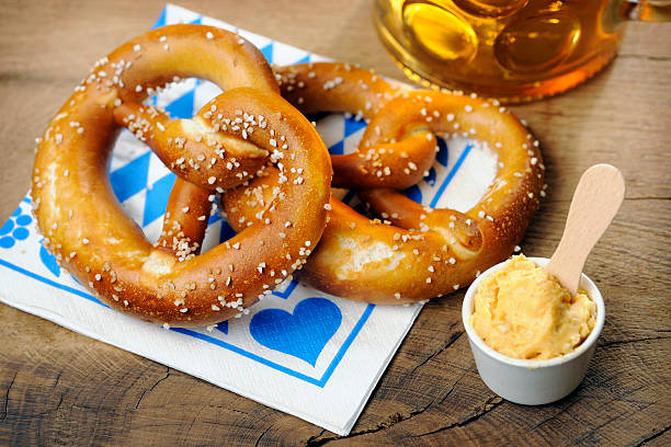 bretzel, obatzter et bières de bavière serviette de table - pretzel german culture food salt photos et images de collection
