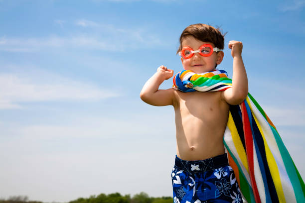 ładny chłopiec w strój kąpielowy na napinać mięśnie - child playing dressing up imagination zdjęcia i obrazy z banku zdjęć