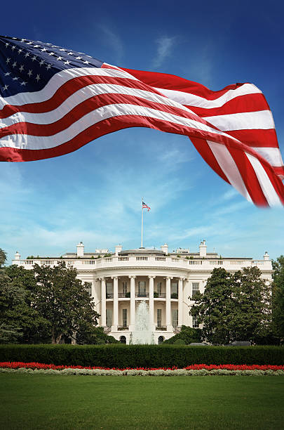 bandera estadounidense en frente de la casa blanca - washington dc fotos fotografías e imágenes de stock