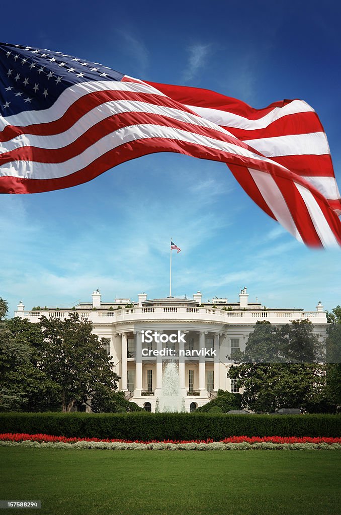 アメリカ国旗の前に、ホワイトハウス - ワシントンDC ホワイトハウスのロイヤリティフリーストックフォト