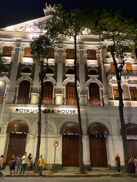 ロイヤルオペラハウスのファサードの接写画像、ムンバイ、インド、夜に照らされ、前景に焦点を合わせる - royal opera house ストックフォトと画像